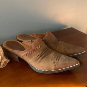 ARIAT GENUINE leather western mules. Excellent condition. Rare find. Size 8.